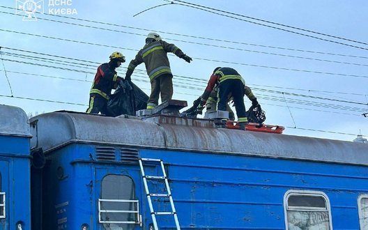 Троє підлітків залізли на дах потяга в Києві: один загинув, двоє госпіталізовані