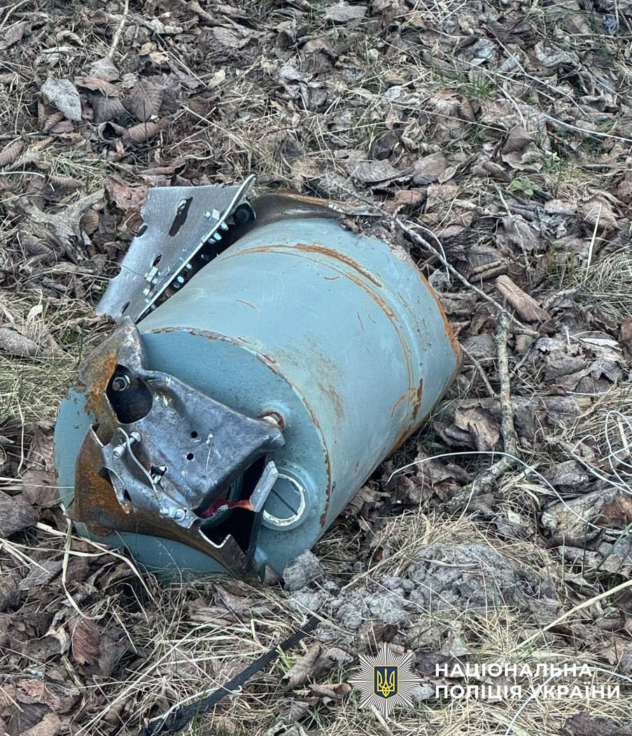 У Києві біля Подільсько-Воскресенського моста виявили нездетоновану частину дрона-шахеда