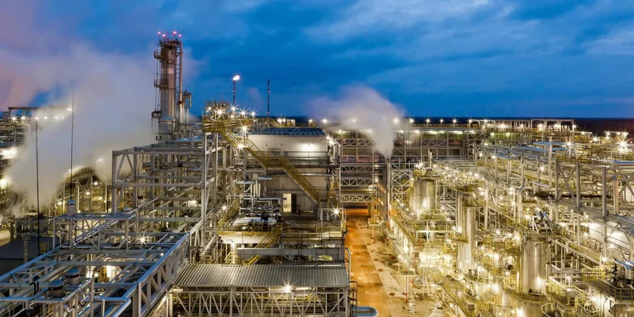 Удари по нафтовій інфраструктурі РФ: експорт впав на 43%, КІНЕФ зупинено на місяць