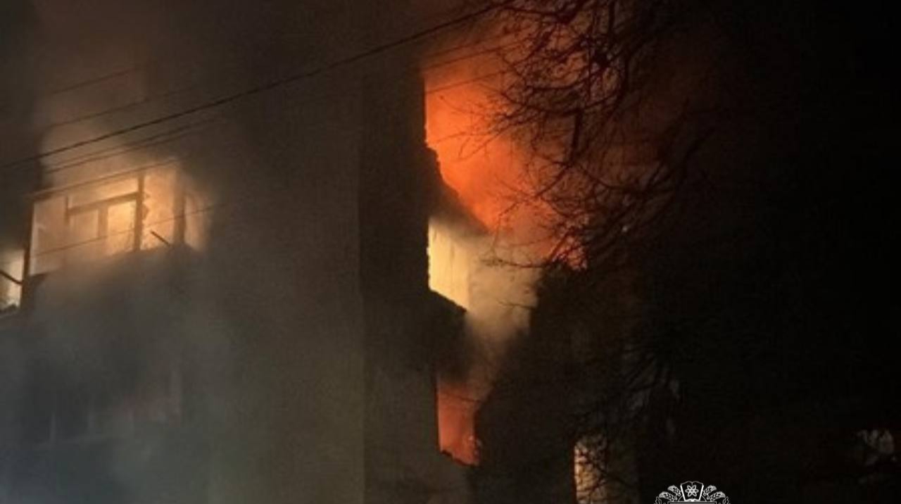Дрон РФ влучив у багатоповерхівку в Чугуєві: виникла пожежа на кількох поверхах
