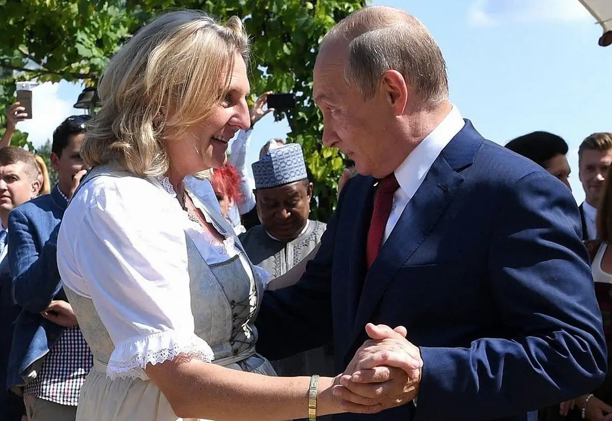 Ексміністерку МЗС Австрії Кнайсль вивезли до Росії на військовому літаку разом із поні