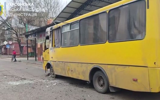 Росіяни вдарили дроном по маршрутці у Херсоні: семеро поранених