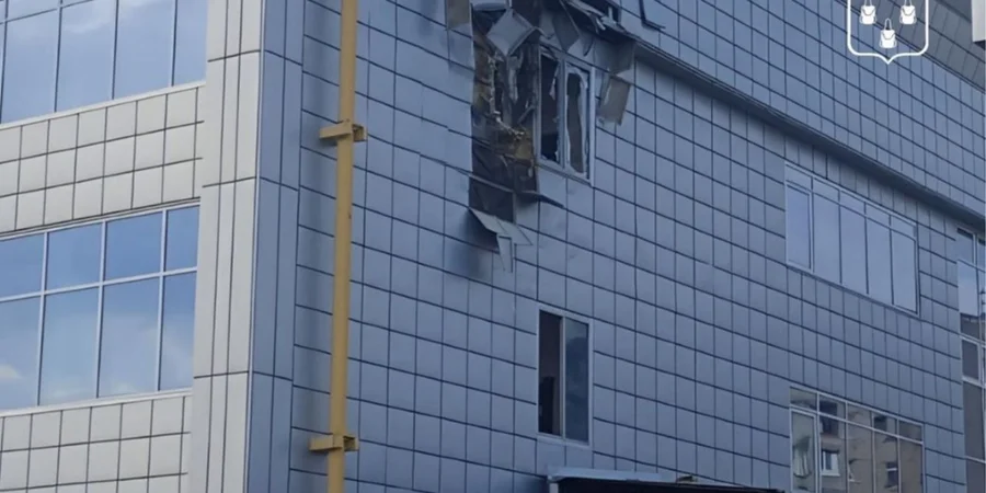 Дрон РФ влучив у торговельний центр у Сумах: є поранені