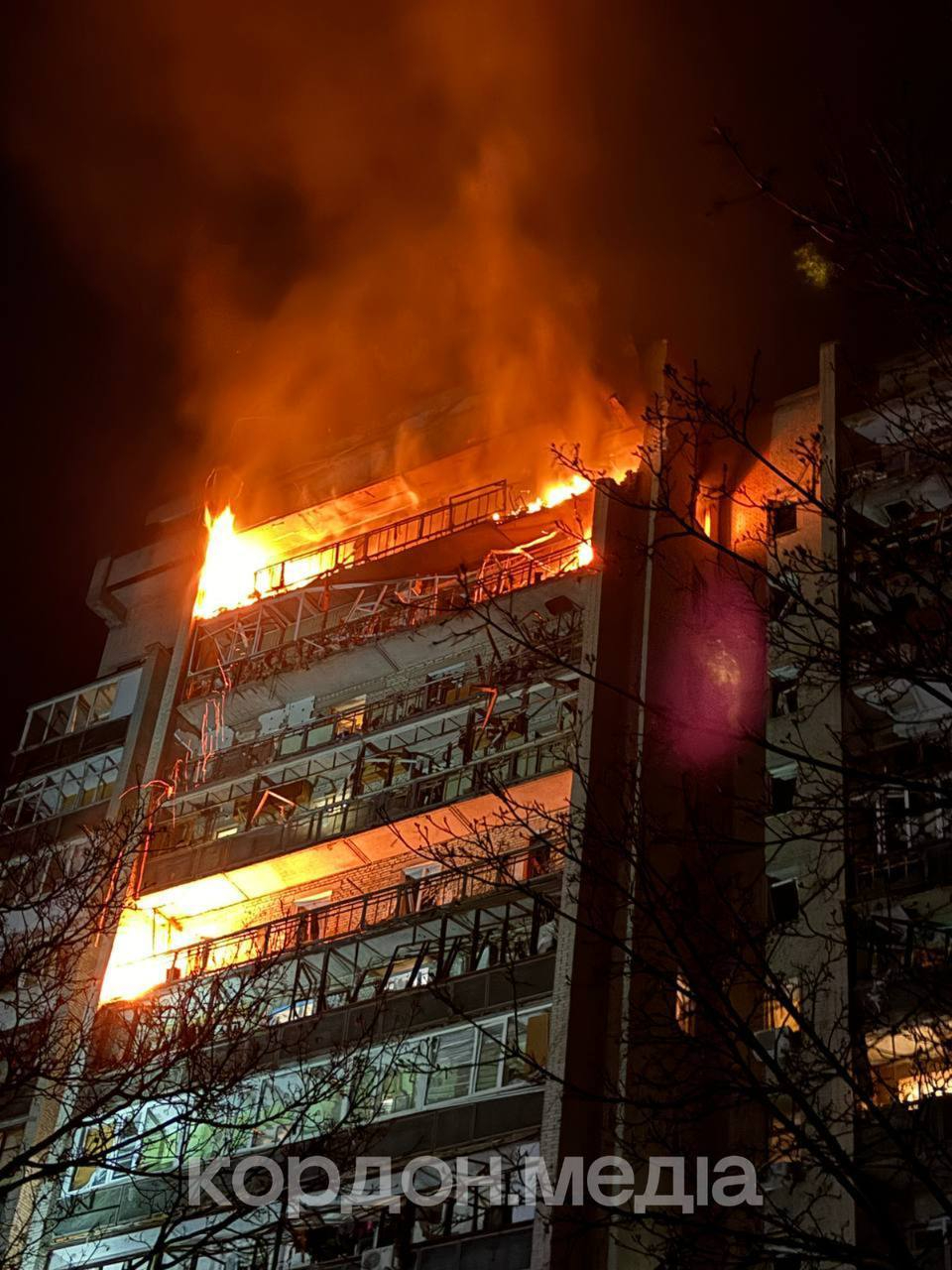 Ворог вдарив дронами по Сумах: горить багатоповерхівка, є постраждалі