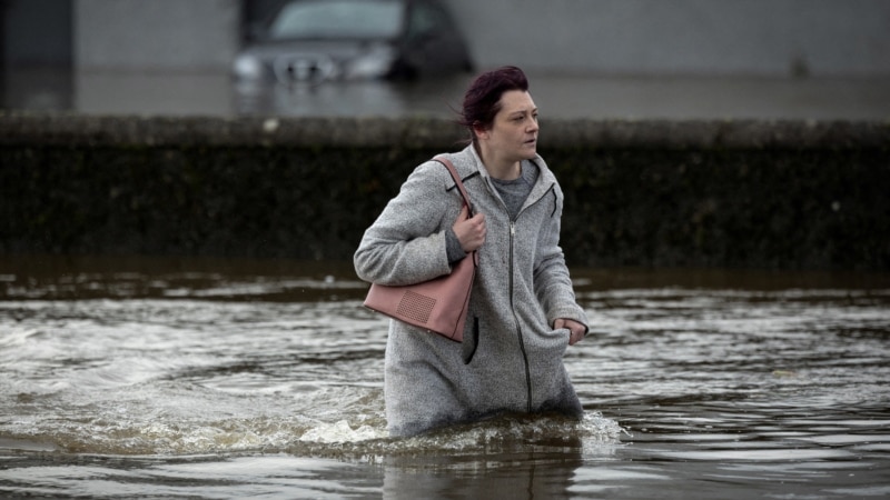 Шторм Дейв накрив Ірландію: тисячі домівок без світла та скасовані авіарейси