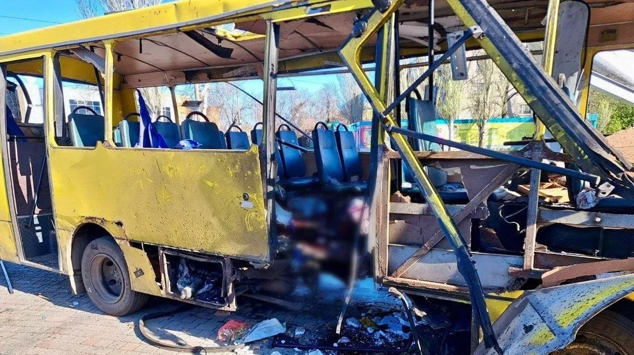 РФ вдарила FPV-дроном по автобусу в Нікополі: 4 загиблих, 16 поранених