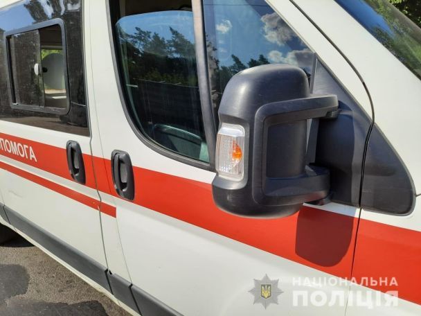 Російський дрон атакував машину швидкої допомоги в Херсоні: троє медиків поранені