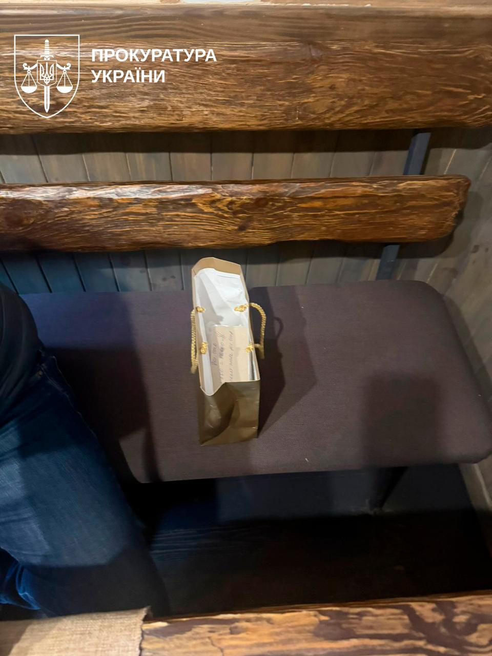 Посадовця «Укрзалізниці» затримали під час отримання хабаря у $100 000