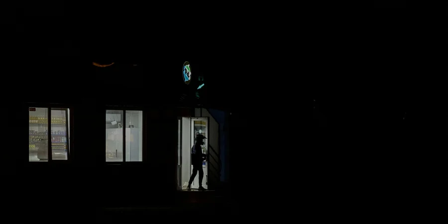 В Україні повернули графіки відключень: п'ять областей без світла через атаки РФ