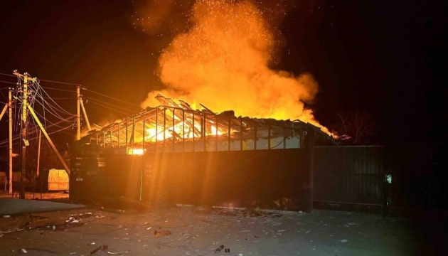 Дрон РФ знищив відділення «Нової пошти» у Новомиколаївці: згоріли понад 150 посилок