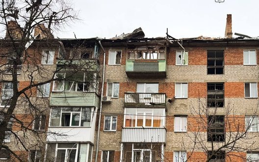 Шахед прицільно вдарив по житловому будинку у Сумах: пожежа та постраждалі