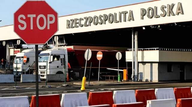 На кордоні з Польщею черги: українці масово повертаються додому на Великдень