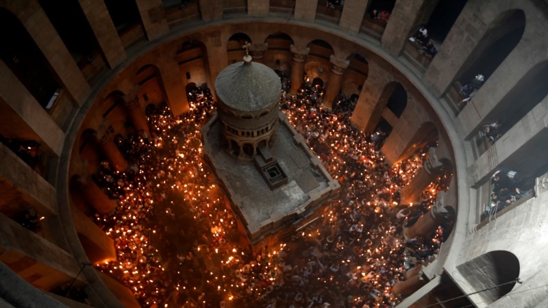 Благодатний вогонь зійшов у Єрусалимі та буде доставлений до України