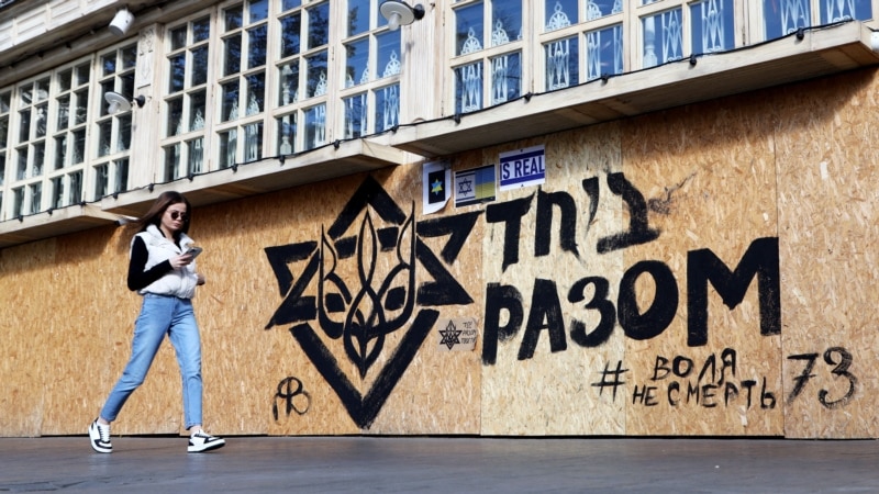 Зеленський підписав два закони: відповідальність за антисемітизм і скасування комуналки для зруйнованого житла