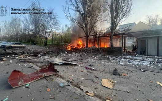 Запоріжжя під ударом: загинула жінка у кіоску, горить автостоянка