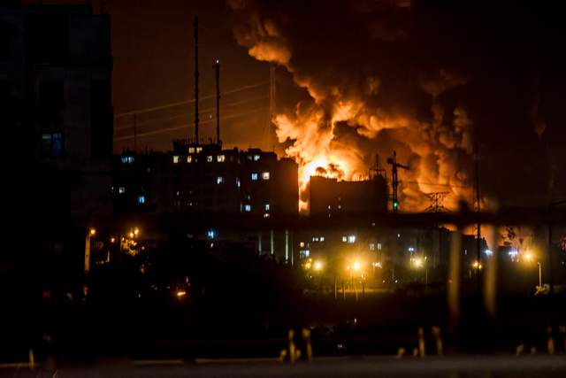 Українські дрони атакували НПЗ у Туапсе: пожежа на нафтобазі та в порту