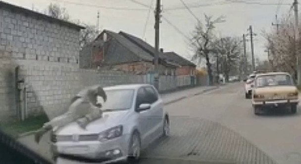 Водій збив військового ТЦК на капоті авто під час перевірки документів у Кропивницькому