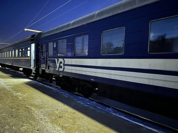 Нічна атака РФ пошкодила залізничну інфраструктуру: Укрзалізниця змінила маршрути поїздів