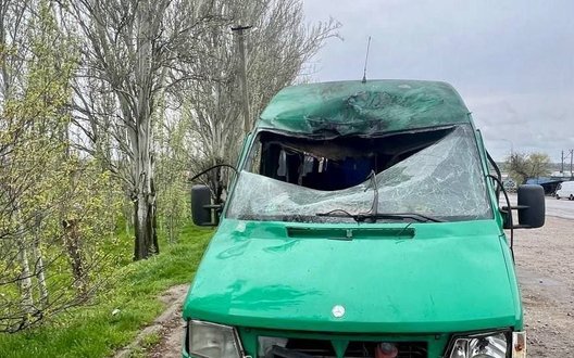 Росіяни вдарили FPV-дроном по рейсовому мікроавтобусу: 4 поранених, серед них дитина
