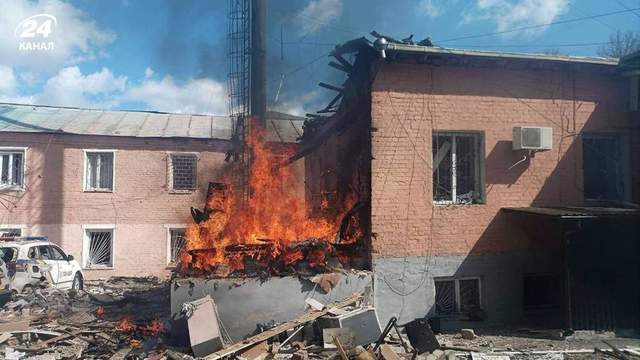 Дрон РФ вдарив по відділу поліції у Прилуках: пожежа та постраждалі