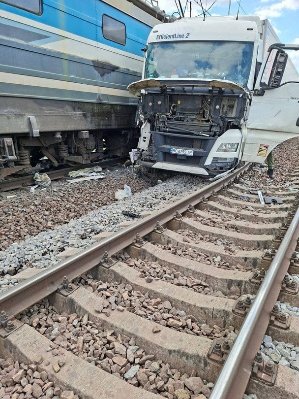 На Львівщині вантажівка протаранила поїзд Перемишль–Київ: водій зник