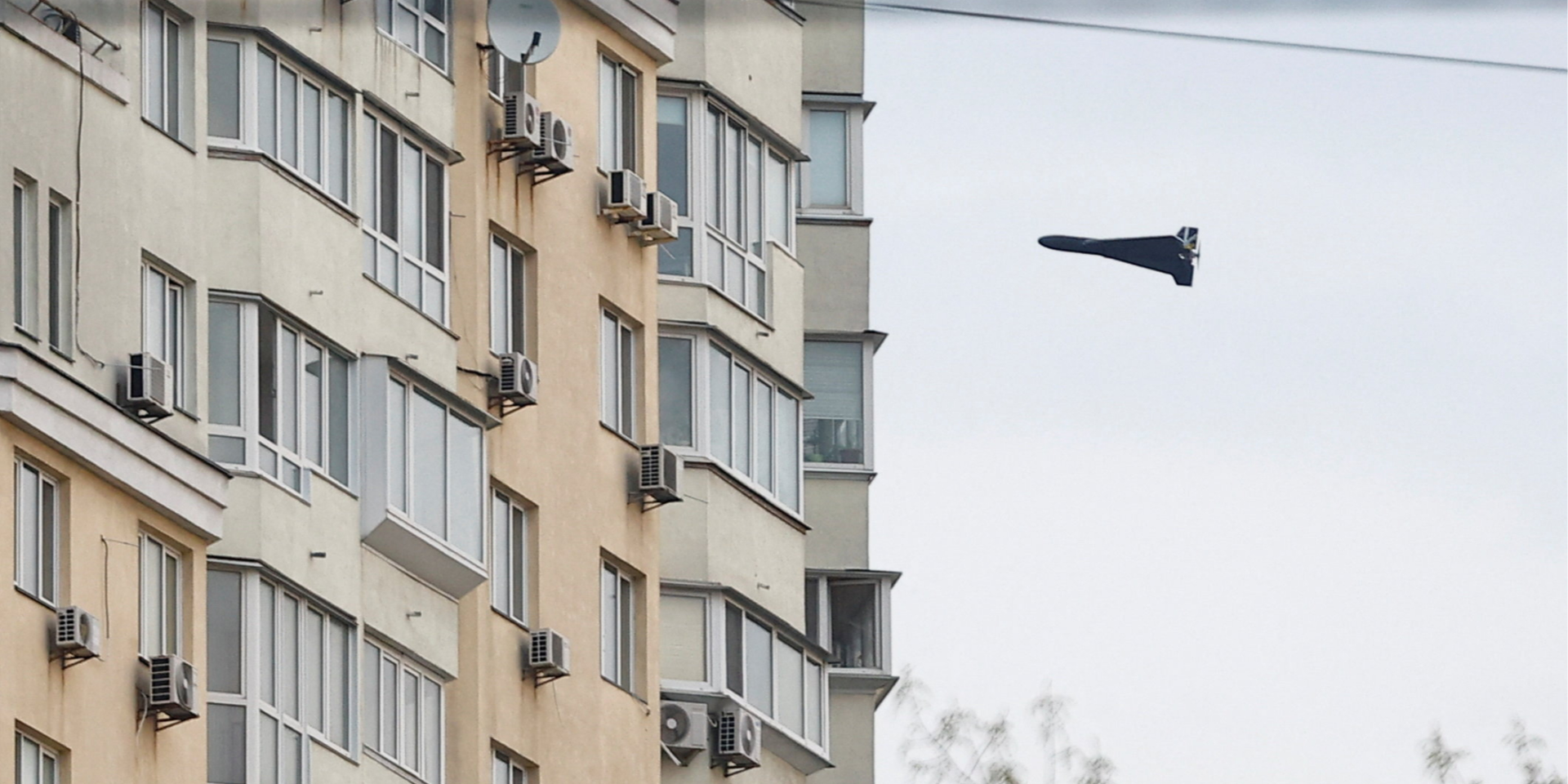 Шахеди атакували Київ вранці 24 квітня: дрони летіли над дахами будинків