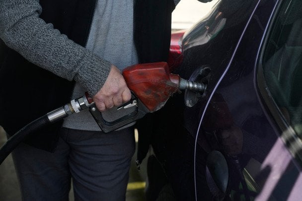 АМКУ дав мережам АЗС 10 днів на перегляд цін на пальне