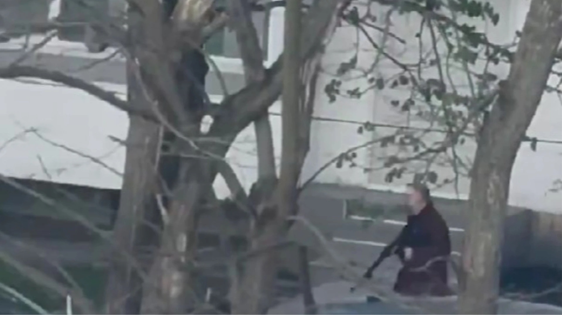 Слідство відтворило хронологію теракту у Києві: стрілець отримав зброю як журналіст