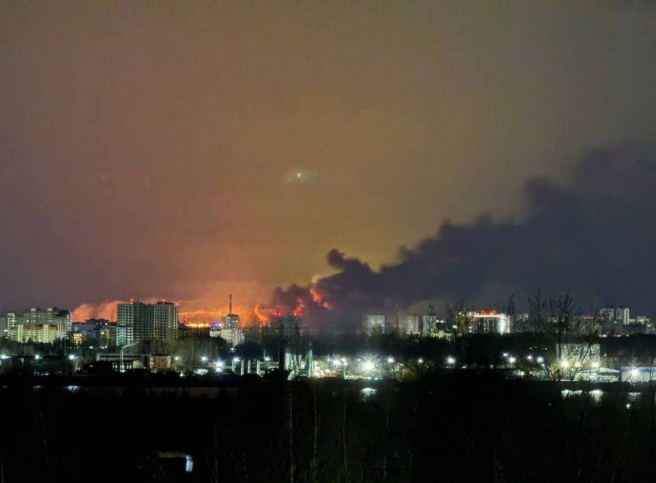 Масова атака дронів по Росії: НПЗ у Ярославлі охопила пожежа, у Севастополі горить порт