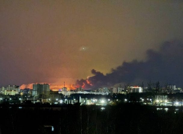 Після атаки дронів спалахнув один з найбільших нафтопереробних заводів Росії