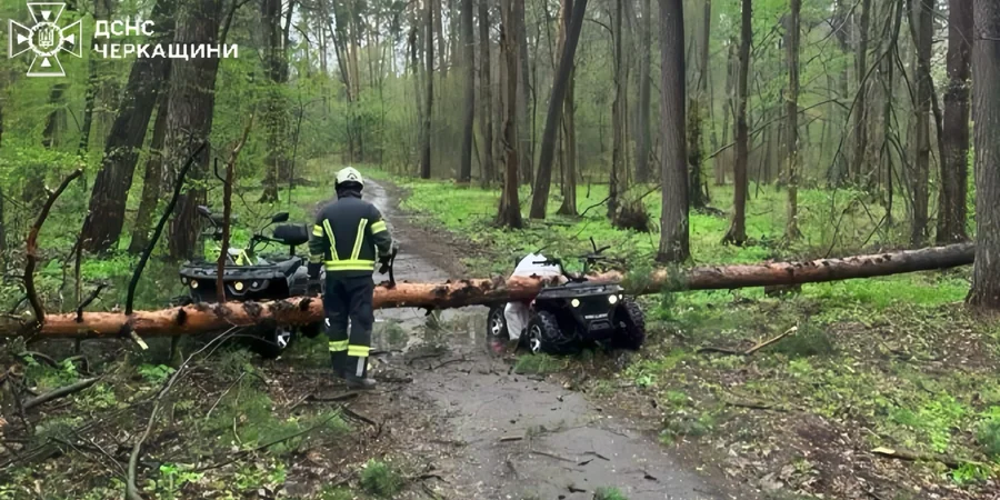 Потужний буревій в Україні: вітер зриває дахи, пилові бурі та град накрили міста