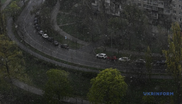 Погода в Україні 27 квітня: сильний вітер, заморозки і місцями мокрий сніг