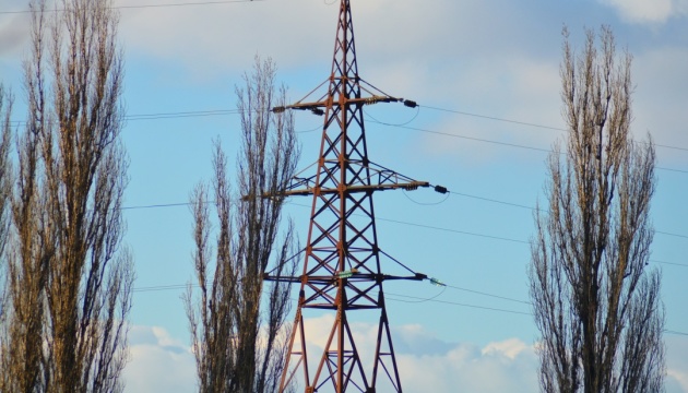 Понад 700 населених пунктів залишились без світла через шквали та обстріли