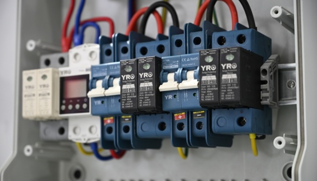 Понад 100 населених пунктів у 10 областях залишилися без світла через атаки та негоду