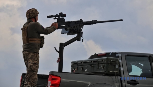 Шахеди атакували Київ вдень: дрон влучив у будинок, уламки на цвинтарі, є постраждалий