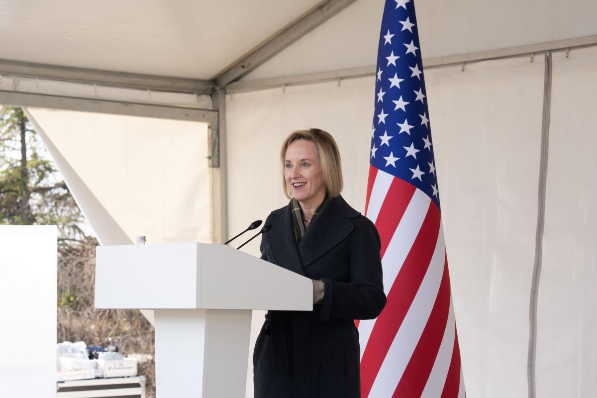 Джулі Девіс залишає посаду тимчасової повіреної США в Україні через розбіжності з Трампом