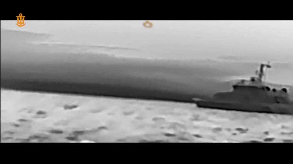 ВМС України уразили два катери РФ, які охороняли Керченський міст