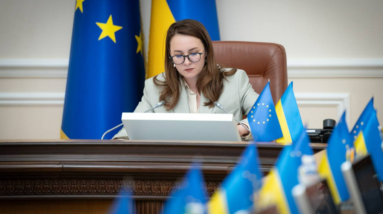 Кабмін скасував обмеження на виїзд за кордон для жінок-посадовиць