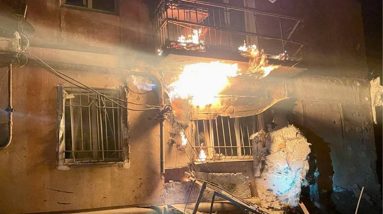 Нічна атака Росії на Дніпро: пожежа в багатоповерхівці, є поранений