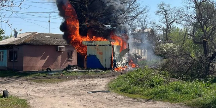 Росія вдарила дронами по Харкову: пожежа в Новобаварському районі, є постраждалі