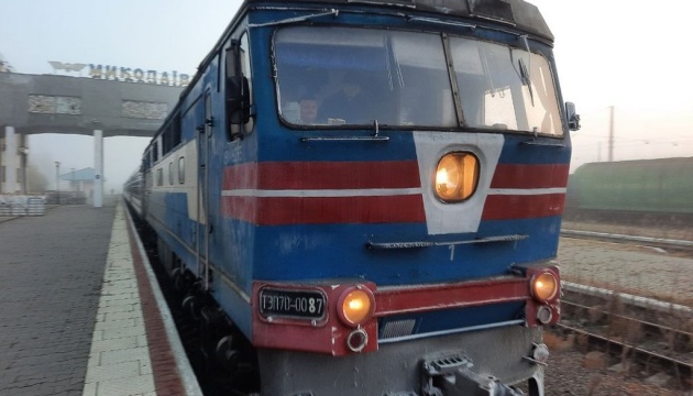 Росія атакувала пасажирський поїзд на Миколаївщині: пошкоджено локомотив