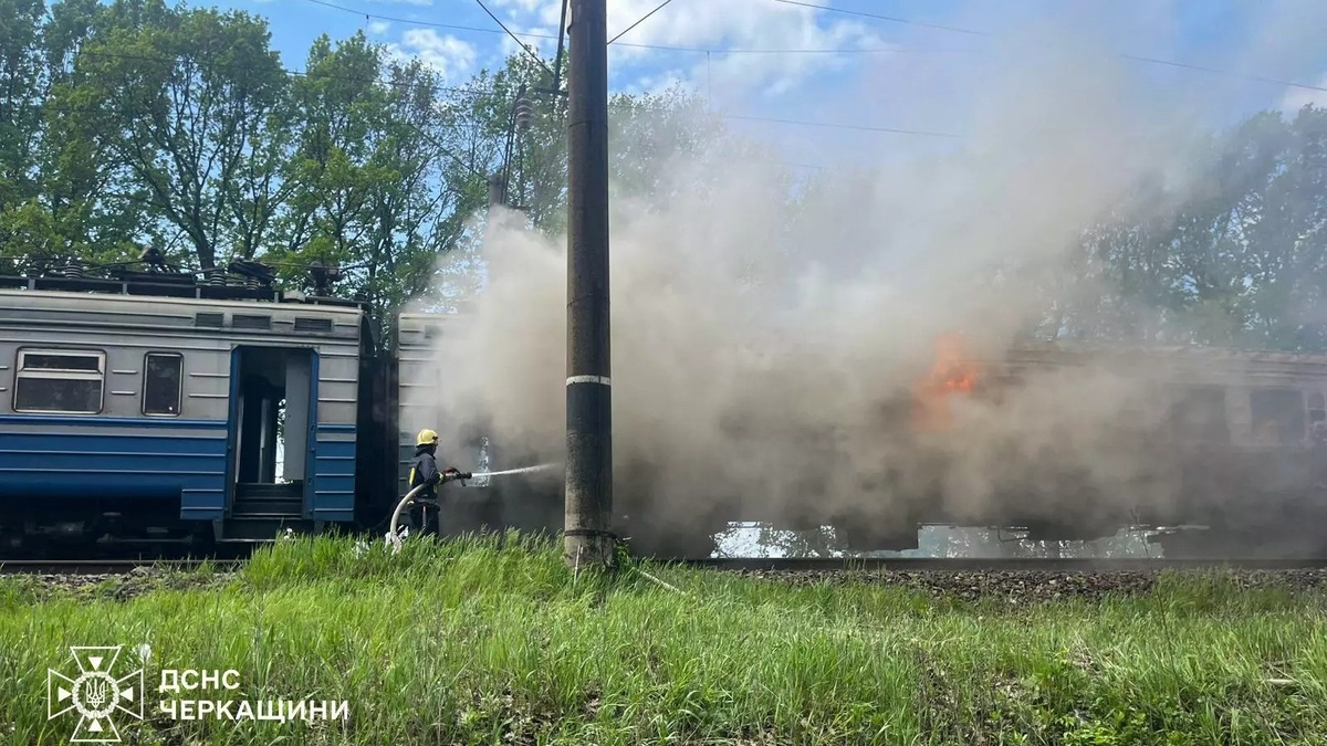 Пожежа в електричці на Черкащині під час руху: 40 пасажирів евакуювали