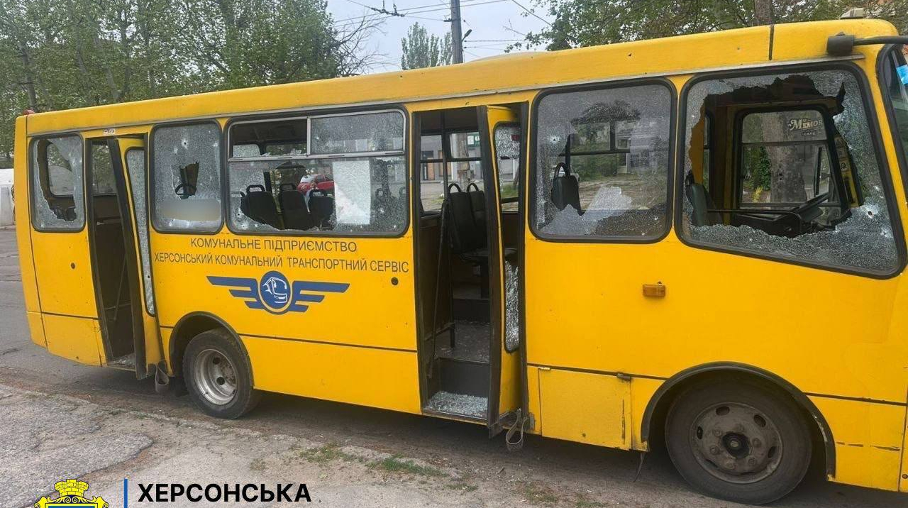 Дрон РФ влучив у маршрутку в центрі Херсона: 7 постраждалих