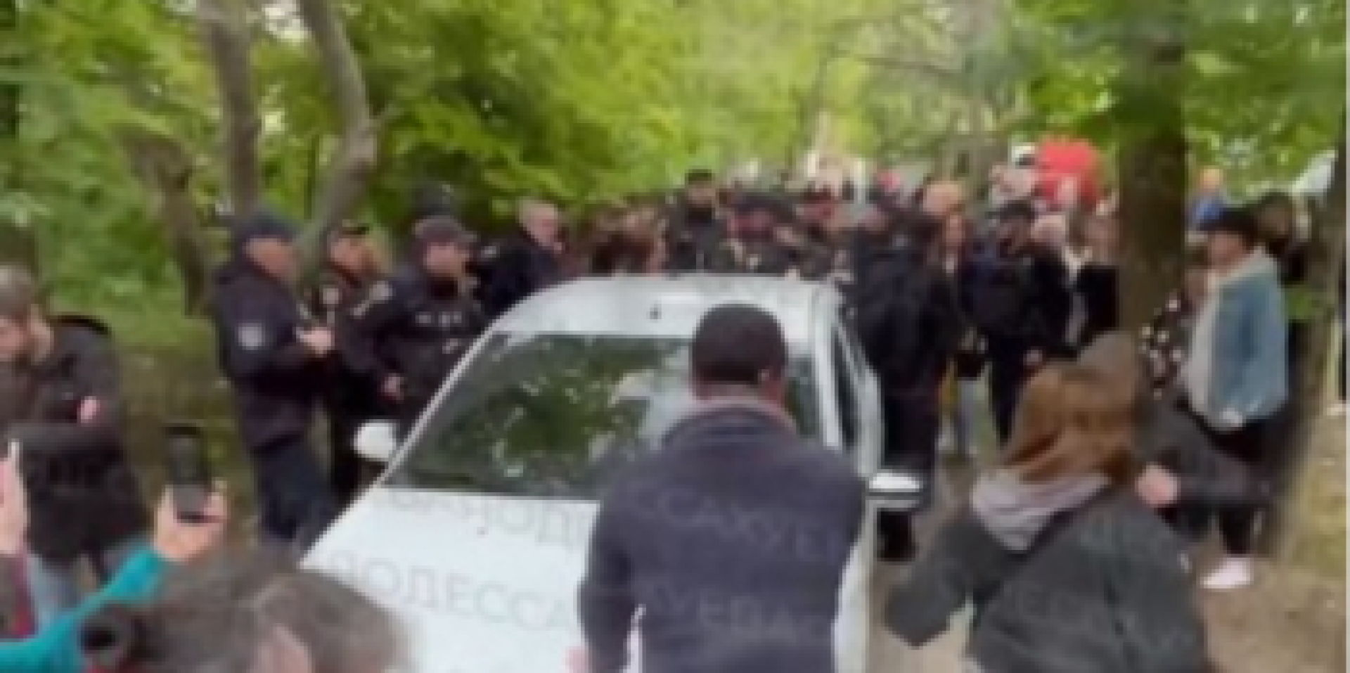 Натовп в Одесі намагався відбити чоловіка від поліції під час затримання