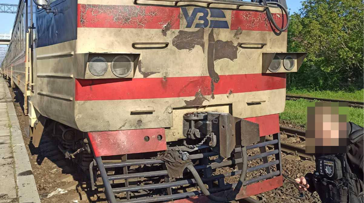 Удари по Запоріжжю 15 травня: дрон влучив у поїзд, атаковано промисловий об'єкт
