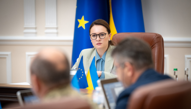 Кабмін скасував обмеження на виїзд за кордон для всіх жінок