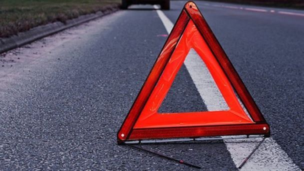 У Дніпрі автомобіль влетів у зупинку: є загиблі та поранені