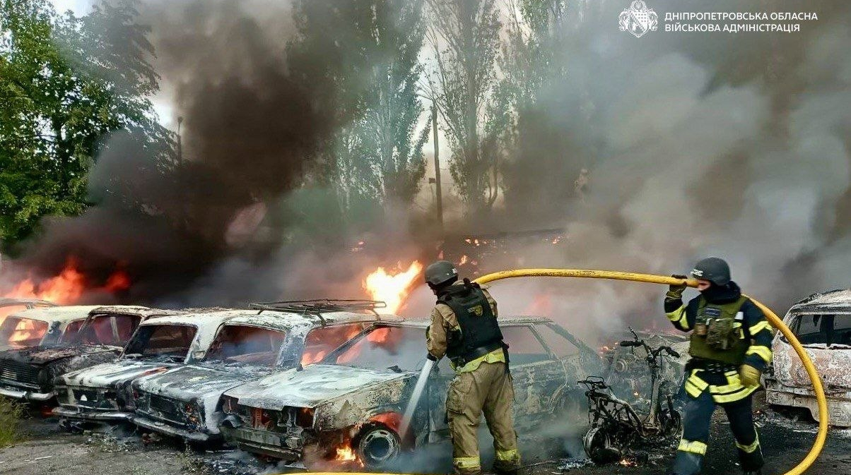 Ворог понад 20 разів атакував Дніпропетровщину: горіли 30 авто, є постраждалий