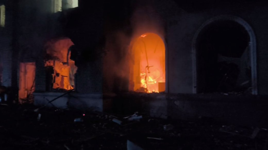 Ракетний удар по Дніпру: пожежі у житловому кварталі, є заблоковані люди