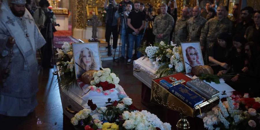 У Києві попрощалися із 12-річною Любавою та 17-річною Вірою Яковлєвими — жертвами ракетного удару РФ